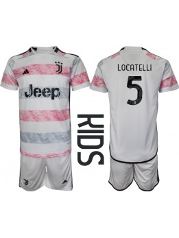 Otroški Nogometna dresi replika Juventus Manuel Locatelli #5 Gostujoči 2023-24 Kratek rokav (+ hlače)